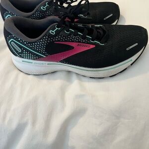 Brooks Women's Black and Pink Athletic Shoes